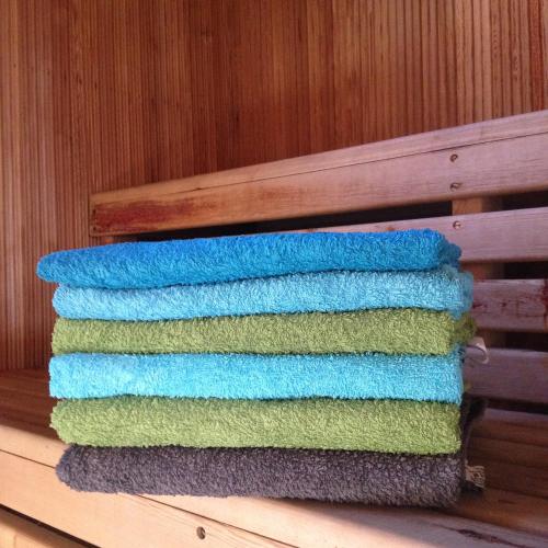 Väster GafseleにあるGafsele Lappland Hostelの木棚に並ぶカラフルなタオル