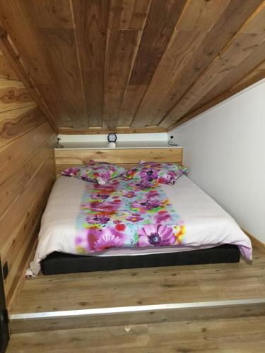 uma cama num quarto com tecto em madeira em Ti Fleur aimée à Cilaos em Cilaos