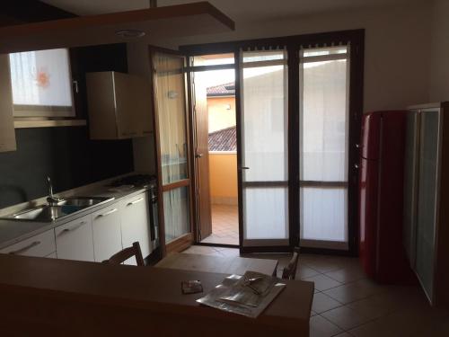 uma cozinha com uma porta aberta para uma cozinha com uma cozinha em Casa Martina em Virgilio