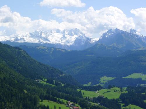 a view of a mountain range with snow capped mountains at Alpenhaus Dachstein.Zauber in Abtenau