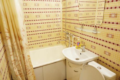 モスクワにあるApartment on Kashirskoe Shosseのバスルーム(洗面台、トイレ、バスタブ付)