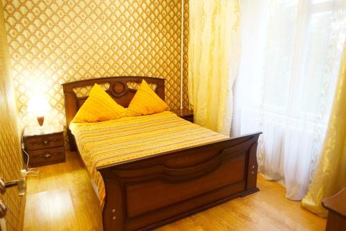 モスクワにあるApartment on Kashirskoe Shosseのベッドルーム1室(黄色いシーツ付きのベッド1台、窓付)