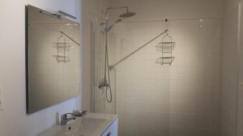 a bathroom with a shower and a sink and a mirror at Apartamento en casco antiguo Moratalla in Moratalla