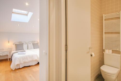 bagno con letto e servizi igienici in camera. di Apartaments Catedral – Baltack Homes a Girona