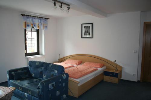 Un pat sau paturi într-o cameră la Gasthaus & Hotel Zur Linde