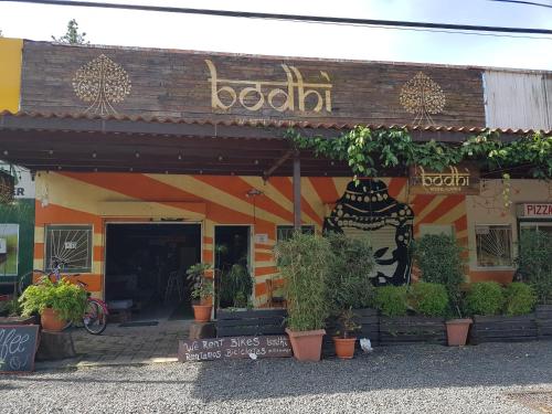 a store with plants in front of a building at Bodhi El Valle in Valle de Anton