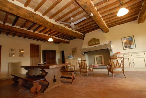 a large living room with a table and chairs at Molenda B&B in Città di Castello
