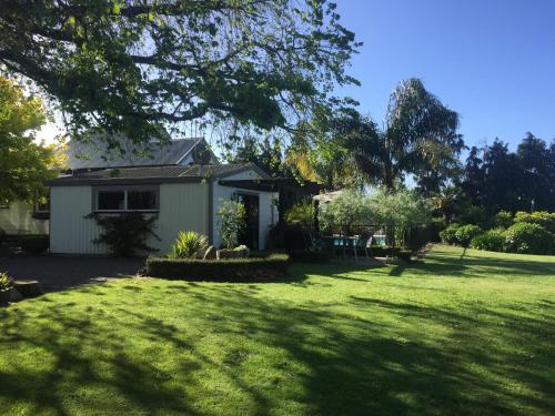 a house in a yard with a large lawn at Cambridge Coach House in Cambridge