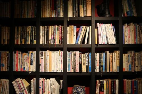 a book shelf filled with lots of books at ARtINn 極寒藝術伝染装置 in Teshikaga