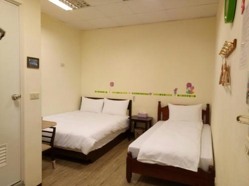 um quarto com duas camas num quarto em 安錤的家Angel's home em Nangan