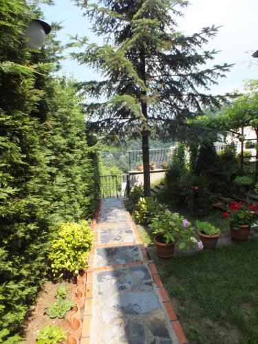 a garden path with rocks and plants in a yard at Sapanca Dilek Konagi Hotel in Sapanca