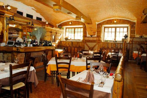 restauracja ze stołami i krzesłami w pokoju w obiekcie Guest House pri Vodniku w Lublanie