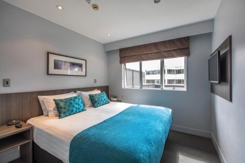 Postel nebo postele na pokoji v ubytování Quest Newmarket Serviced Apartments