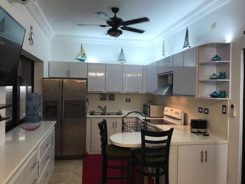 Una cocina o zona de cocina en Villas Aqua Los Cabos