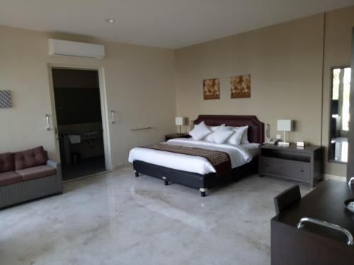 Ένα ή περισσότερα κρεβάτια σε δωμάτιο στο Arainn Bed & Breakfast Tretes Prigen by ecommerceloka