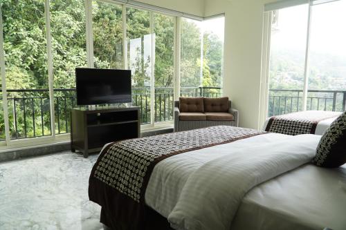 Tempat tidur dalam kamar di Arainn Bed & Breakfast Tretes Prigen by ecommerceloka