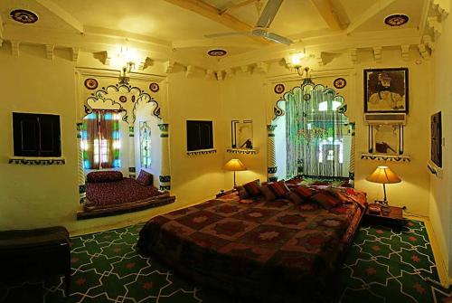 Кровать или кровати в номере Deogarh Mahal