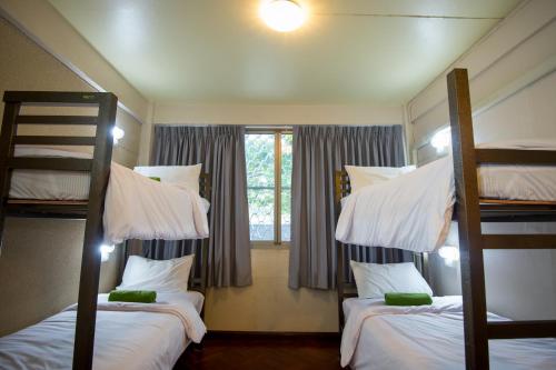 Llit o llits en una habitació de Victory Park Hostel