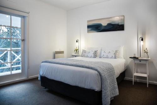 
A bed or beds in a room at Lake Daylesford Apartment 7
