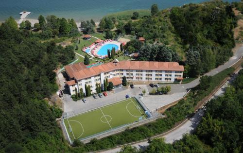Een luchtfoto van Hotel Makpetrol Struga