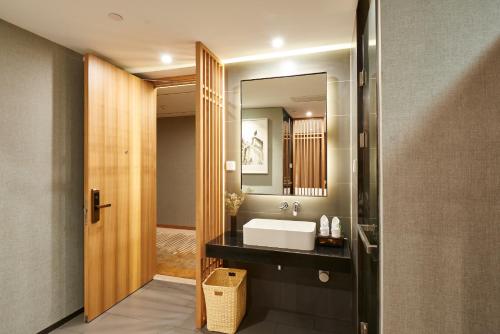 H' Elite Hotel- Free Canton Fair Shuttle Bus and Registration Counter tesisinde bir banyo
