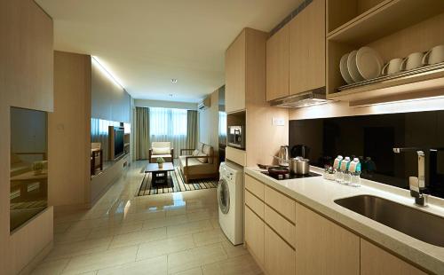 Dapur atau dapur kecil di Oasia Suites Kuala Lumpur by Far East Hospitality