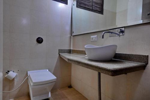 uma casa de banho com um lavatório e um WC em Hotel Diamond Inn em Chandīgarh