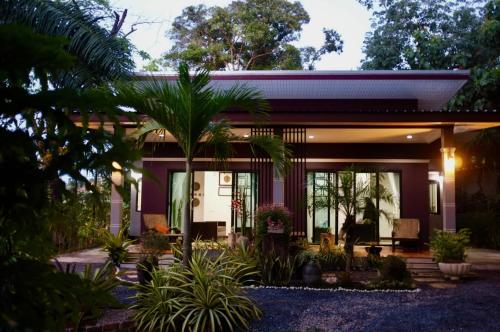 Сад в Smile Home Krabi Klong Moung Beach