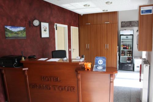 Pokój z dużym hotelowym punktem informacji turystycznej i lodówką w obiekcie Hotel Grand Tour w Kolonii