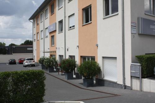 ein Gebäude mit Topfpflanzen neben einer Straße in der Unterkunft Hotel Grand Tour in Köln