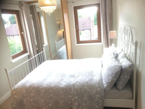 Postel nebo postele na pokoji v ubytování Stormont Apt Belfast