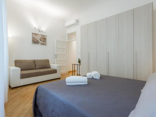 フィレンツェにあるCanacci Stylish 2 Bedroomの白い部屋(ベッド1台、ソファ付)
