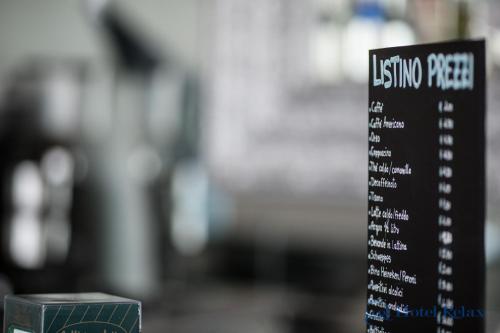 a sign that says listening process next to a table at Hotel Relax Roma Nord in Fiano Romano