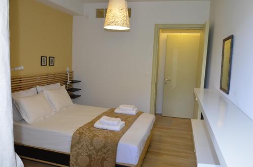 מיטה או מיטות בחדר ב-Kalavrita Luxurious Apartments