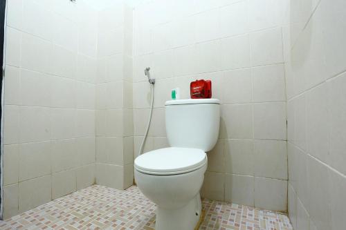 ジョグジャカルタにあるRedDoorz near Adisucipto Airport 3のバスルーム(赤いボックス付きのトイレ付)