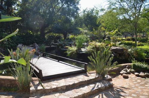 a garden with a wooden deck and some plants at Moholoholo Ya Mati in Kampersrus AH