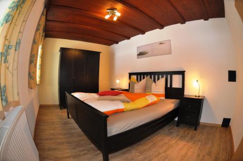 ein Schlafzimmer mit einem großen Bett in einem Zimmer in der Unterkunft Bauernhof Gfraser in Serfaus