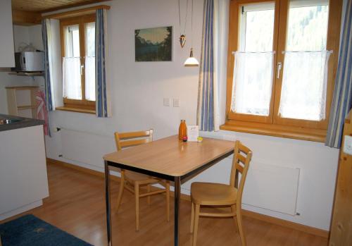 una sala da pranzo con tavolo e sedie di Studio Schija a Sankt Antönien