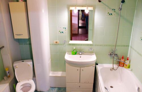 ニジネカムスクにあるЛюкс Апартаменты на Баки Урманче 9のバスルーム(洗面台、トイレ、バスタブ付)