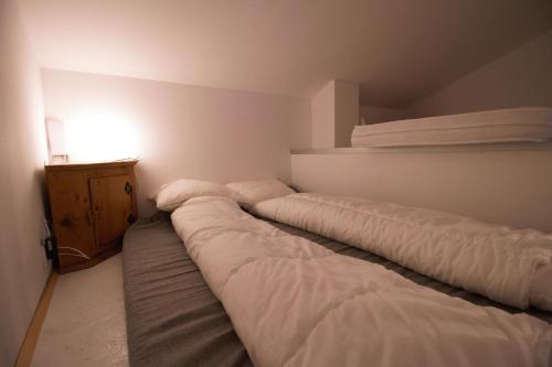 a bedroom with two beds and a dresser at Gartenloft Ruheoase in Kleinotten