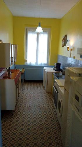 - une cuisine avec lave-linge et sèche-linge dans la chambre dans l'établissement La Roseraie de Gamaches, à Gamaches