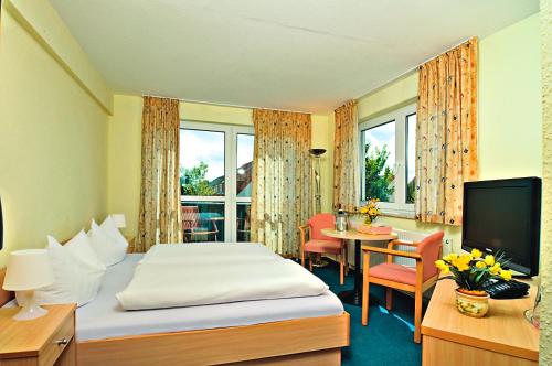 Säng eller sängar i ett rum på Hotel Zum Grünen Tor