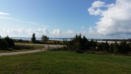 a path leading to a field with a view of the water at Merekalda Puhkemaja in Orjaku
