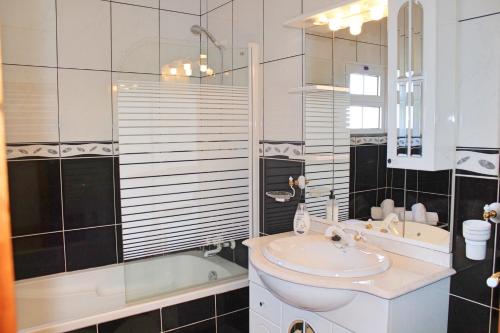 ein Badezimmer mit Waschbecken, Toilette und Badewanne in der Unterkunft OurMadeira - Casa Vista Bela, countryside in Estreito da Calheta