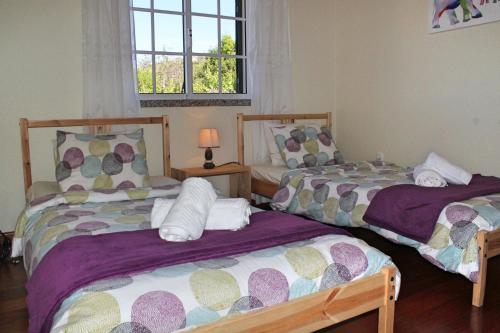 dos camas sentadas una al lado de la otra en una habitación en OurMadeira - Casa Vista Bela, countryside en Estreito da Calheta