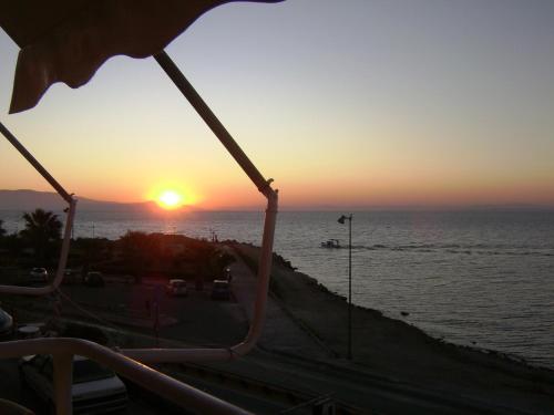 a sunset over the ocean from a cruise ship at FAFALIOS Studios in Vrontados