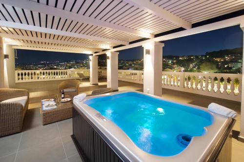 阿爾戈斯托利的住宿－阿尼諾斯酒店，阳台上的按摩浴缸