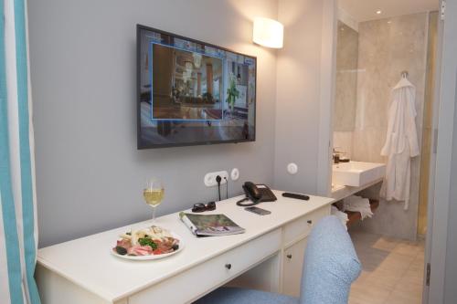 TV a/nebo společenská místnost v ubytování Aenos Hotel