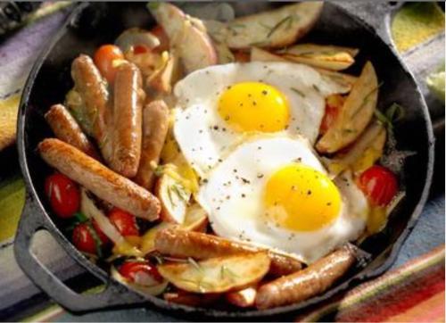 een pan met eieren, friet en groenten bij Bali Luxury Boutique Resort and SPA in Tanah Lot