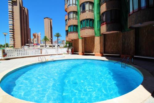 uma piscina no telhado de um edifício em Apartamento Exclusivo en la Playa 9 em Benidorm